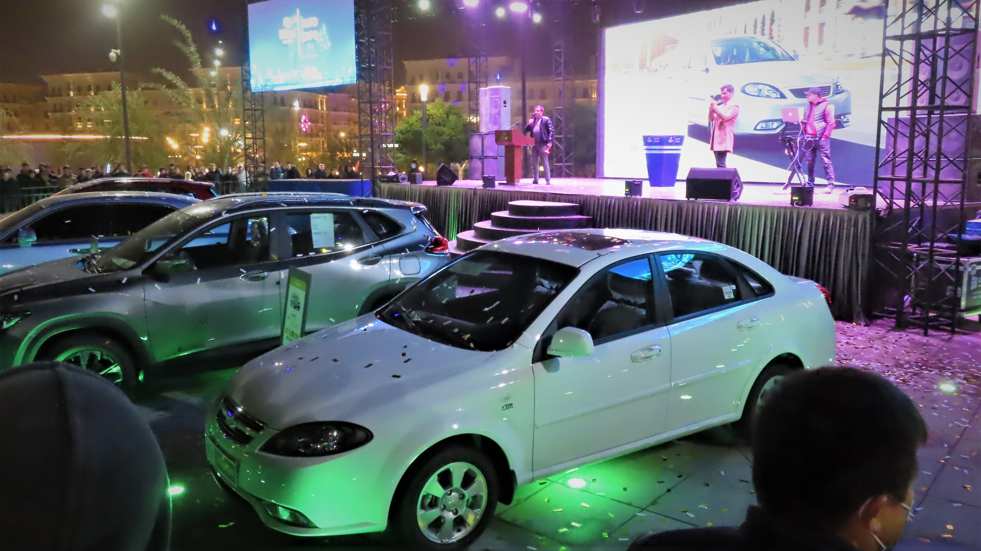 Oʻzbekistonda birinchi ochiq osmon ostidagi Hilton Auto Expo 2021 avtokoʻrgazmasi Tashkent City hududida boʻlib oʻtmoqda