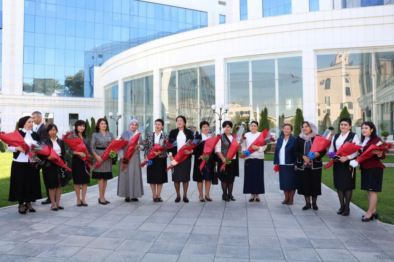 Учителя получили первые автомобили, приобретенные в рамках акции ко Дню учителей и наставников