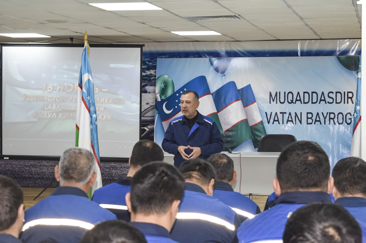UzAuto Motorsda Davlat bayrog'i qabul qilingan kun ko'tarinki va milliy iftixor ruhida nishonlanmoqda