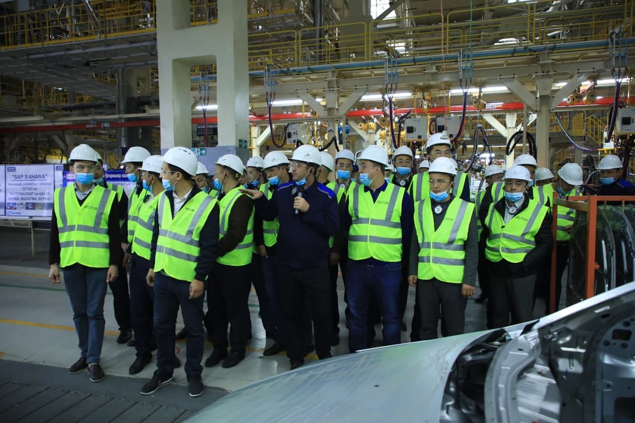 СЛУШАТЕЛИ ВЫСШЕЙ ШКОЛЫ ПОСЕТИЛИ ЗАВОД UZAUTO MOTORS